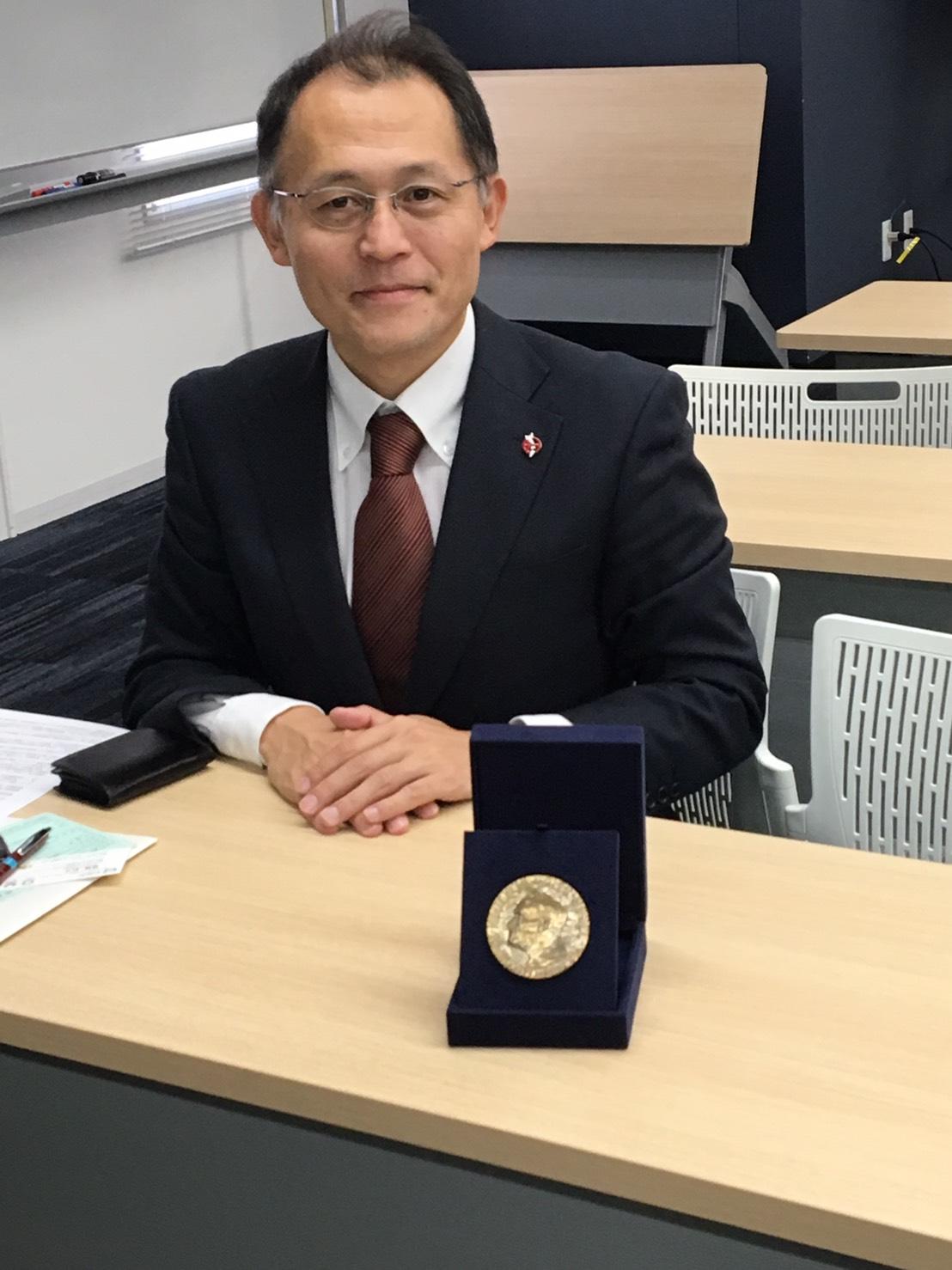 講師の川崎哲さんと2017年ノーベル平和賞のメダルレプリカ
