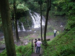 鳥海山に染み込んだ雪解け水や雨水が岩肌から一気に湧き出している元滝。天然のクーラーのようで、とても涼しかったです<br />
