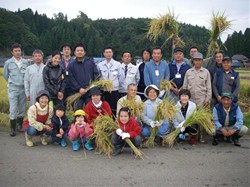 生産者や農協の方も一緒に、記念撮影<br />
