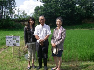 左から仲野常任理事（東都生協）、生産者の塩川さん、辻村理事（東都生協）。