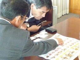 宮崎県産品の普及の取り組みを説明する庭野理事長（左）、聞き入る岡村所長（右）