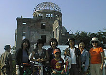 ヒロシマ原爆ドームの前で