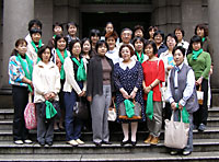 日本銀行本店前で参加者一同
