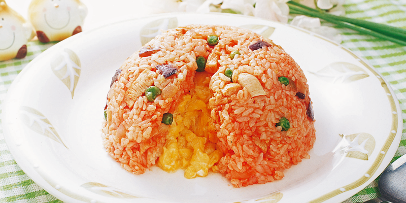 チキンライスの中に卵！ライスオム