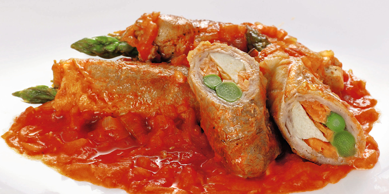 アスパラの豚肉巻きトマトソース