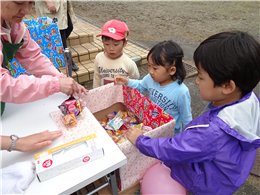 子ども向けに「お菓子釣り」も