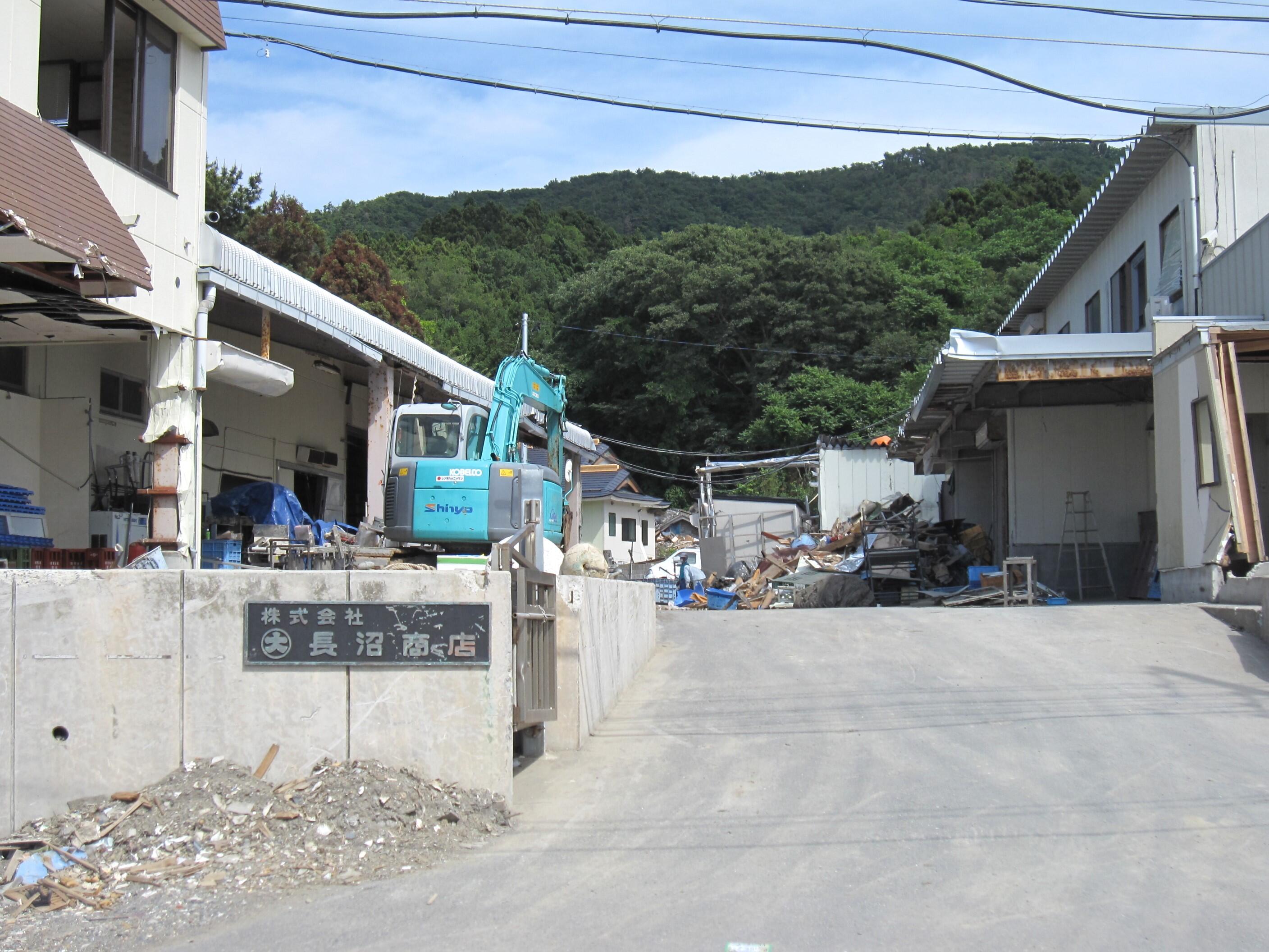 ㈱マルダイ長沼は全壊。ようやくがれきを撤去