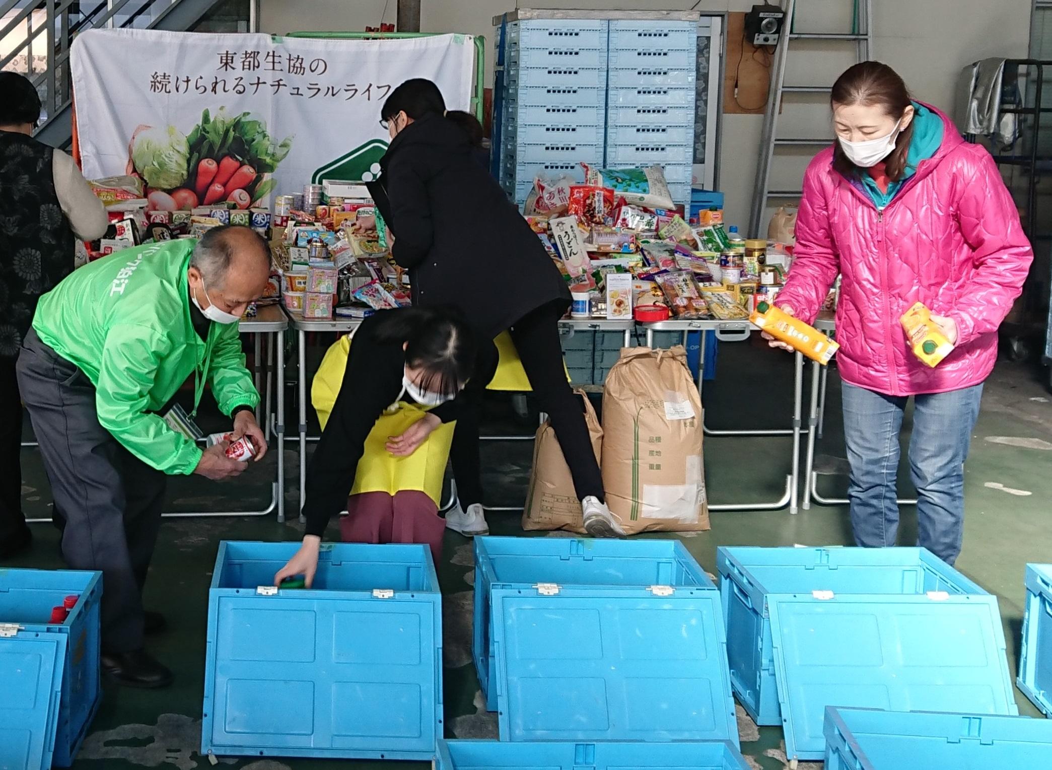 組合員から寄贈された食品の仕分け作業