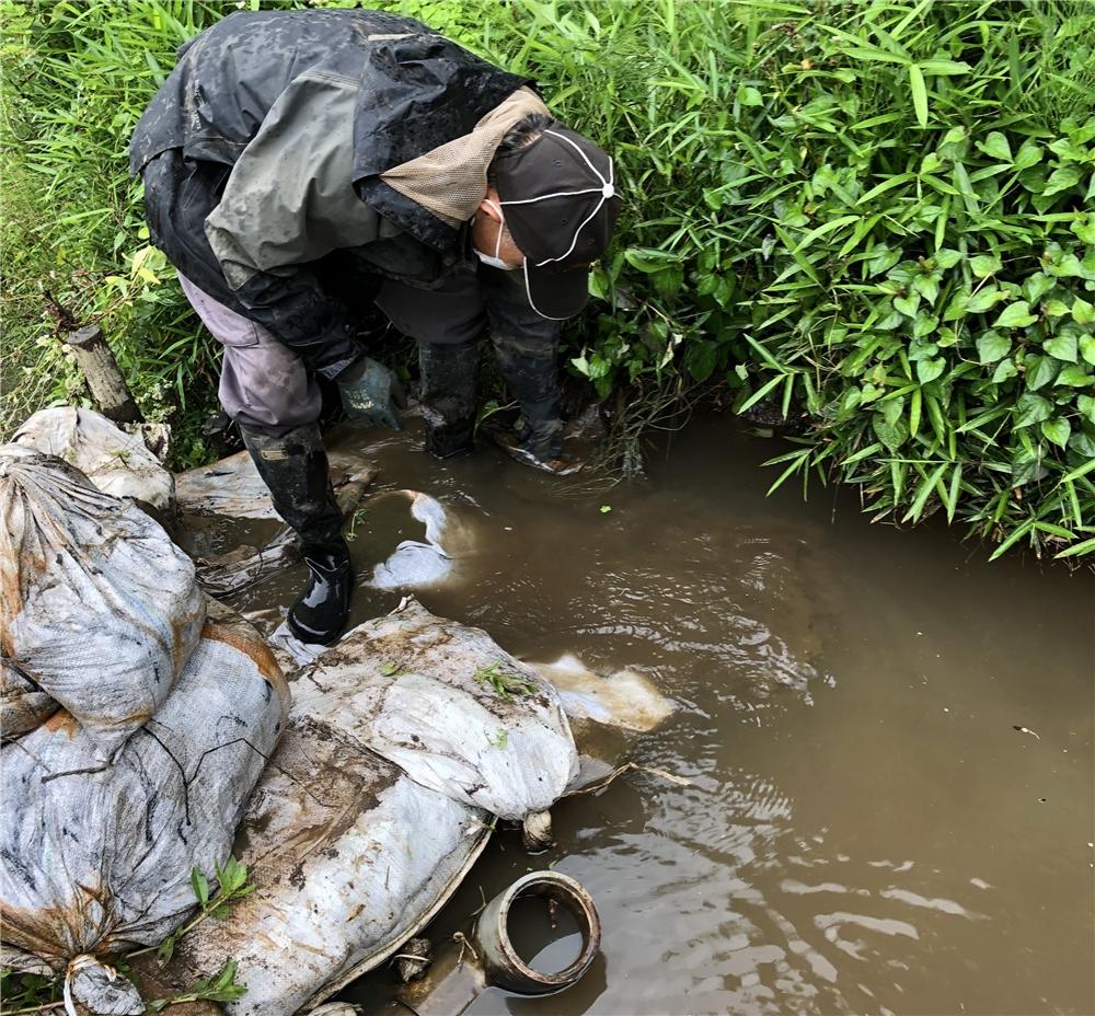 山水を引く用水路に設けた取水堰を補修