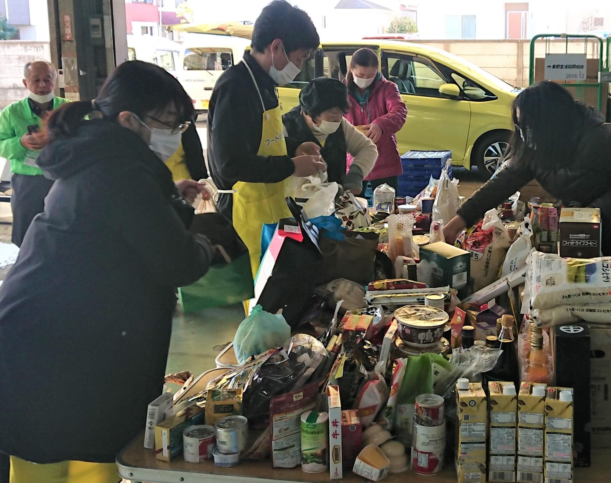 組合員から寄贈された食品の仕分け作業