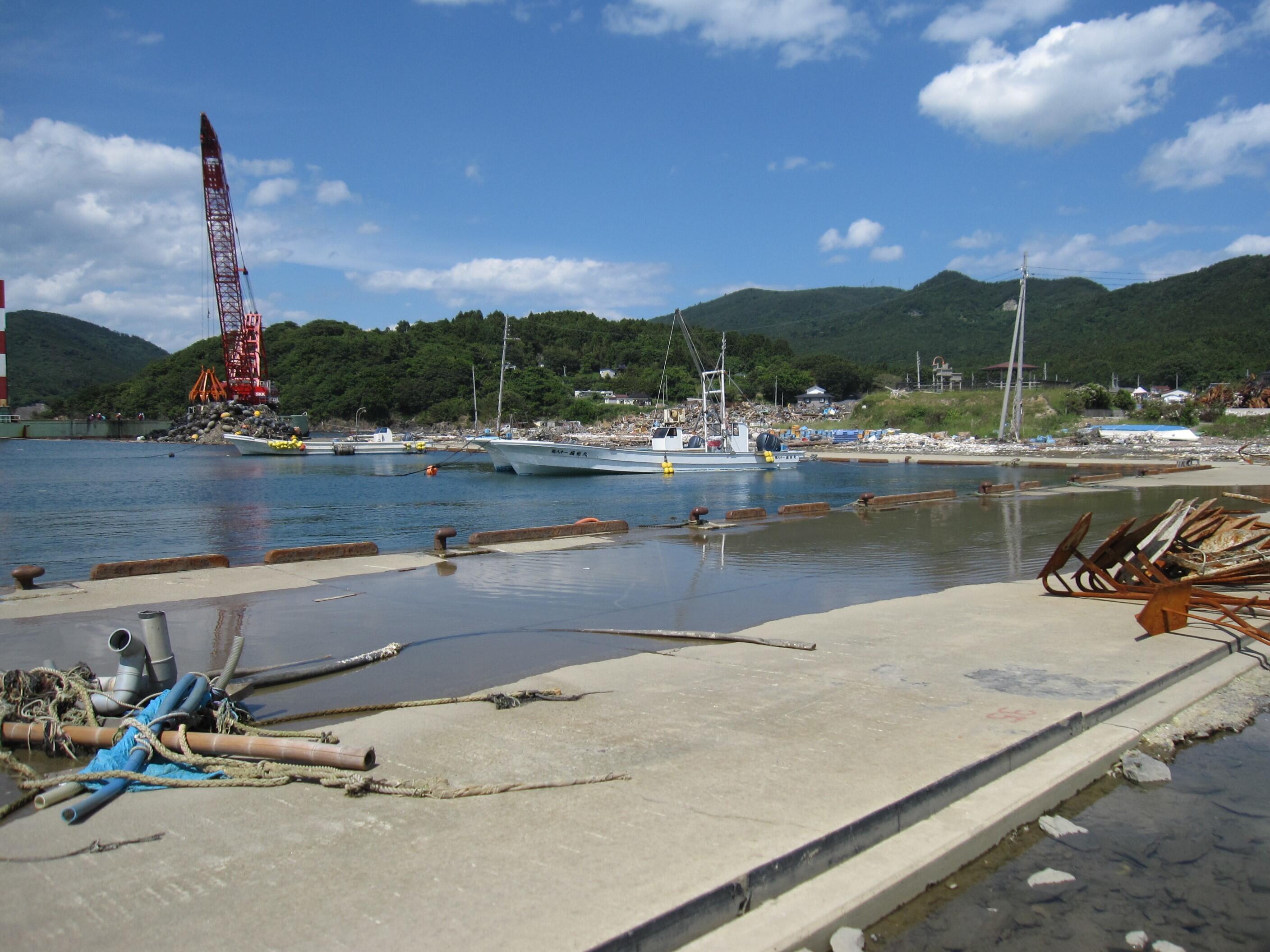 漁港は地盤沈下し、満潮時には海水が押し寄せます