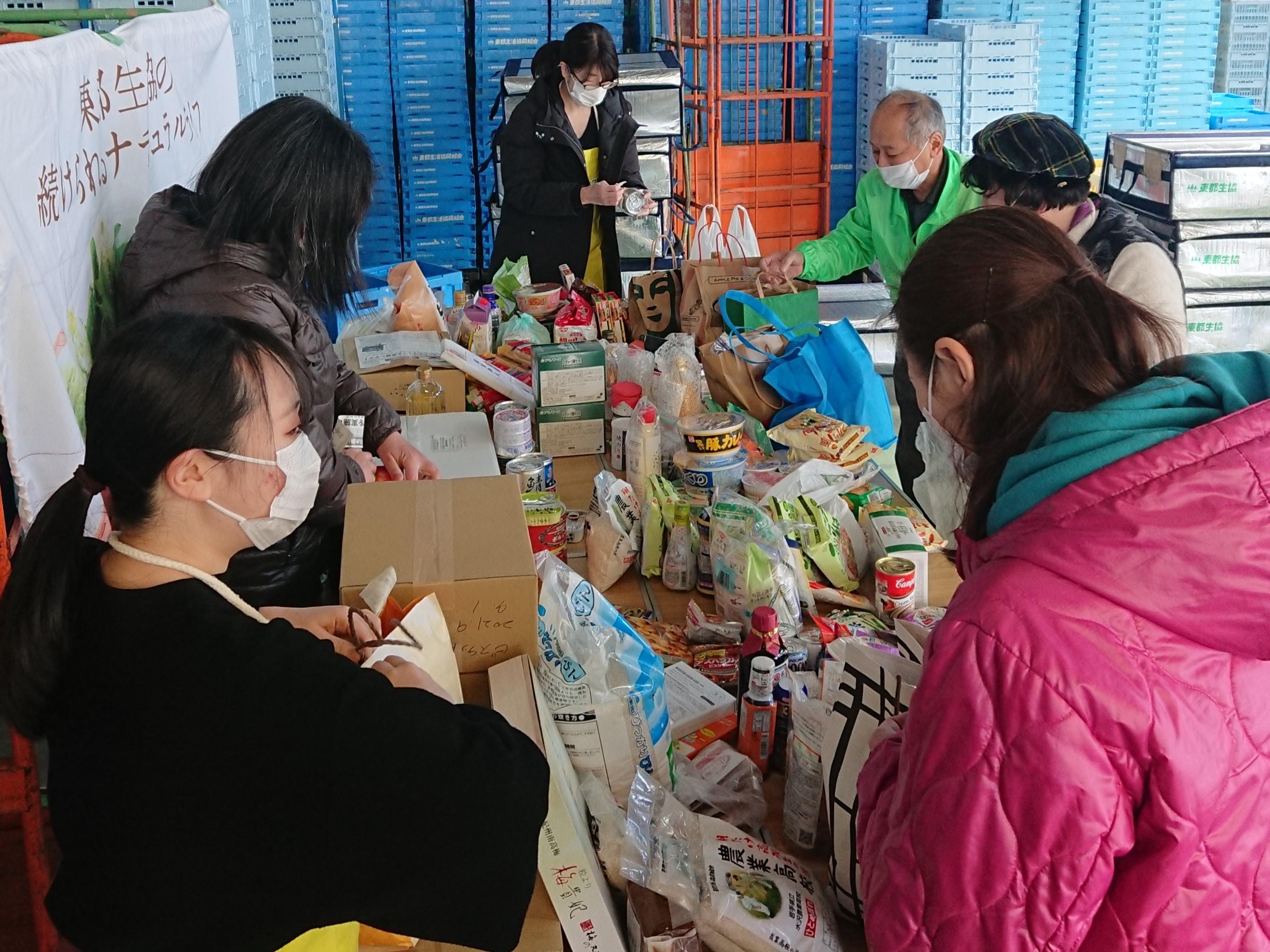 組合員から寄贈された食品の仕分け作業