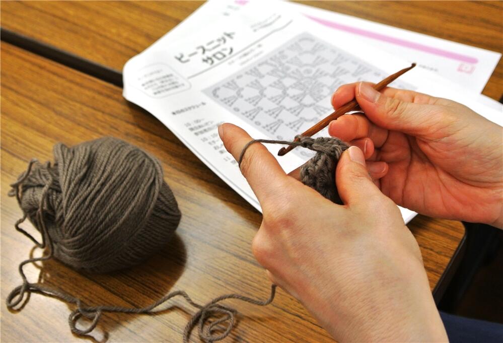 「編み物上手だったおばあちゃんの針なんです」。使い込まれたツヤツヤの竹針で編むAさん