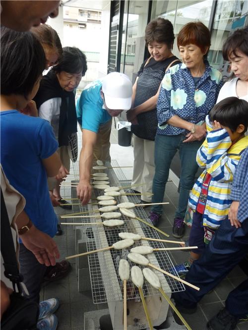 ㈱ささ圭の手造りかまぼこ工房にて<br>炭火手焼き笹かま体験と試食