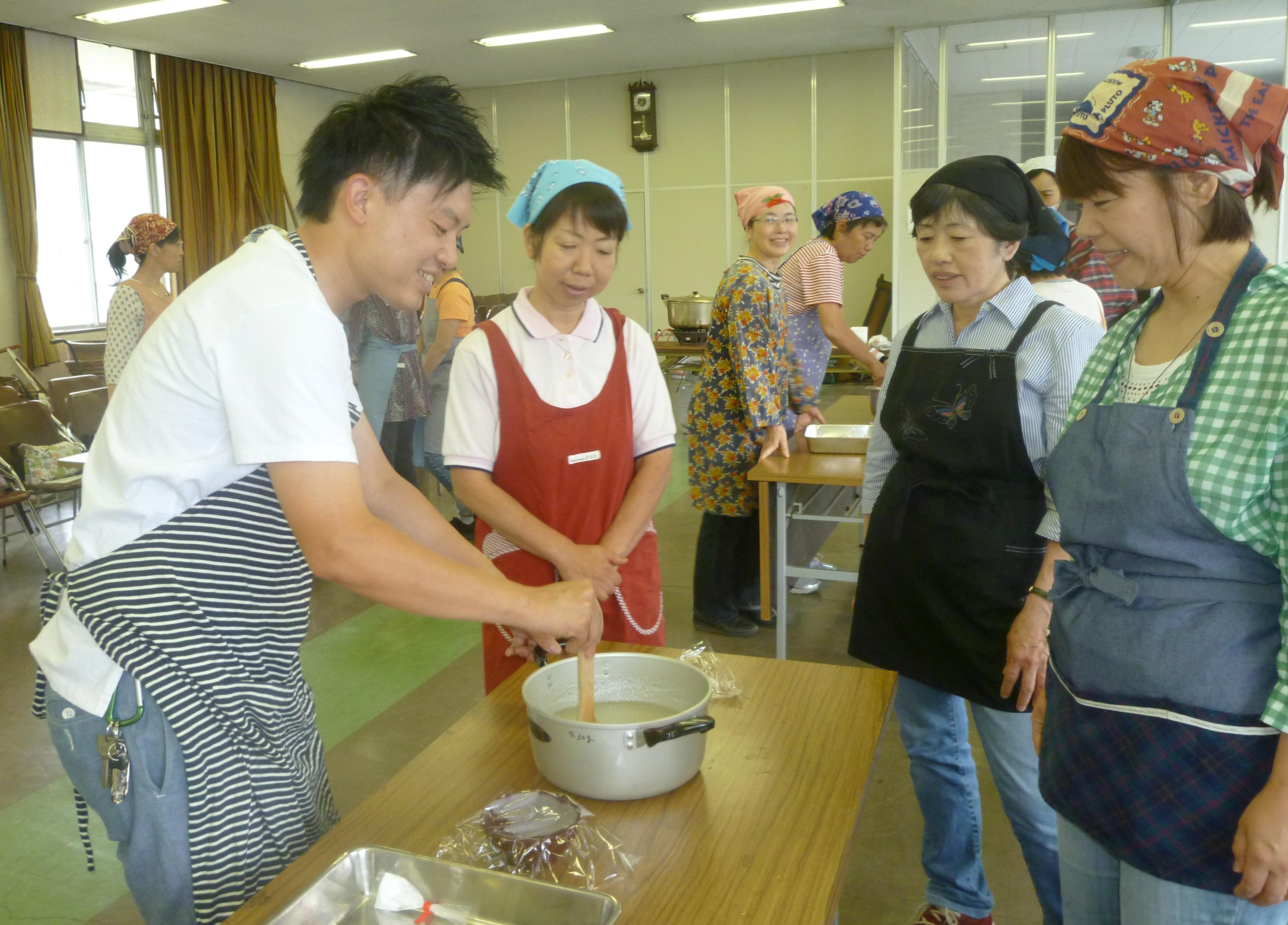 こんにゃくいもから作りたてのこんにゃくを試食