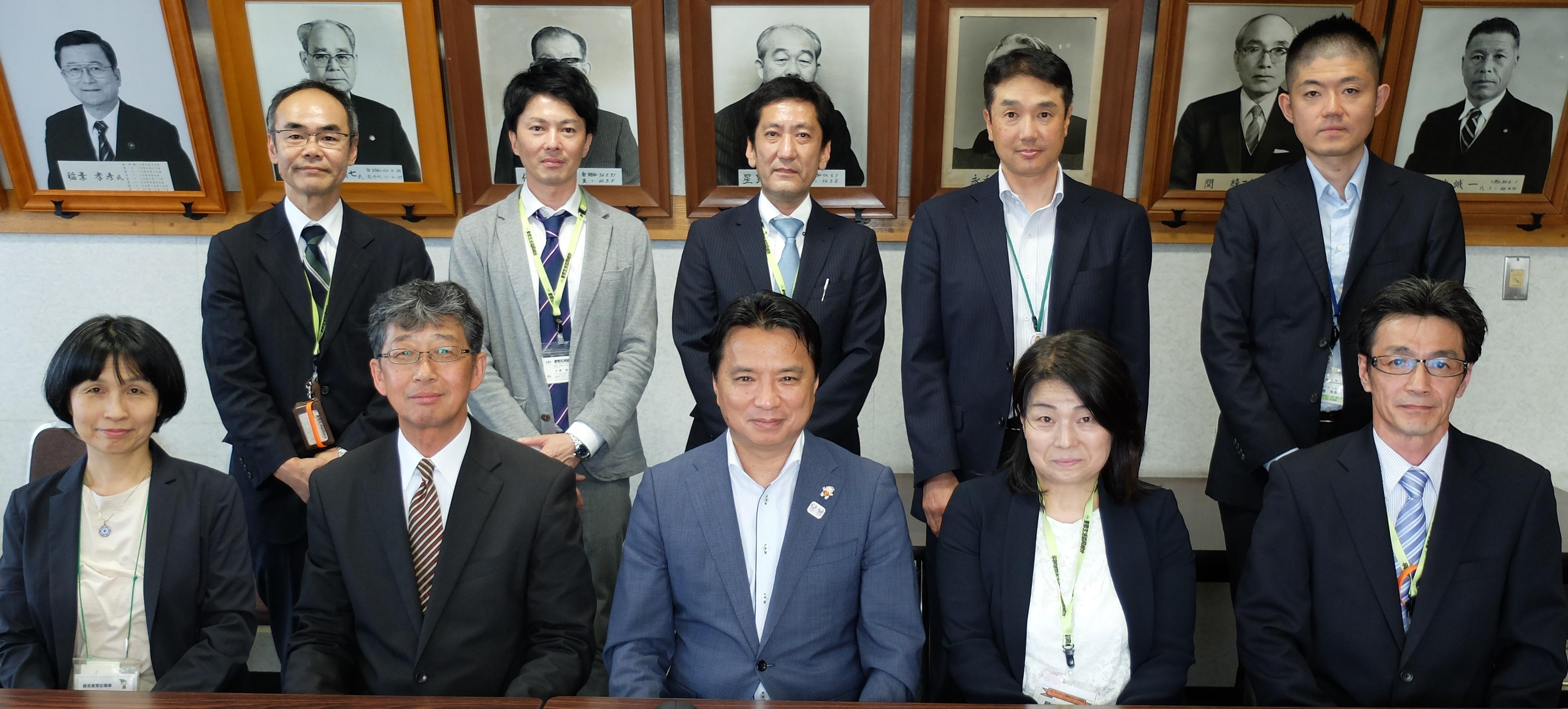 懇談後に集合写真（前列中央が西岡市長、前列左から2人目が庭野理事長）