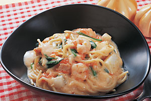 シーフードのトマトクリームパスタの写真