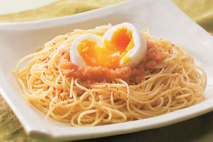 半熟たまごと明太子のスパゲッティの写真