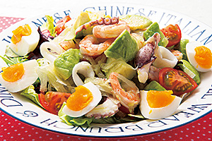 シーフードミックスとアボカドのサラダの写真