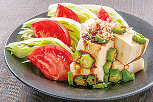 おくらと豆腐のサラダの写真