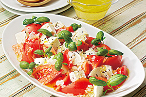 カプレーゼ(トマトとチーズとバジルのサラダ)の写真