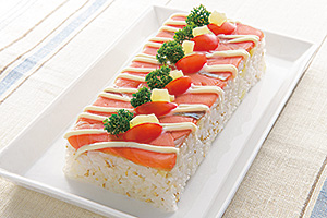 スモークサーモンの彩り押し寿司の写真