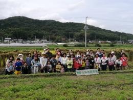 稲刈りを終えて全員で記念撮影