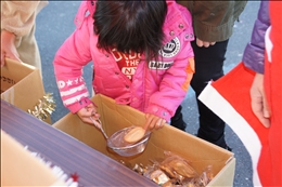 子どもたちには「お菓子すくいゲーム」も