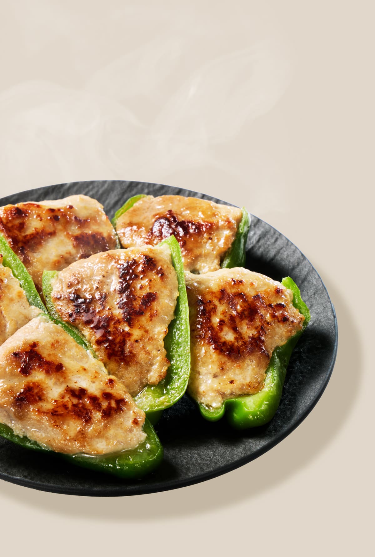 東都ピーマン肉詰め。産直豚の挽肉とオニオンソテーを国産ピーマンに詰めた冷凍総菜